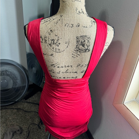 Elegant Red Sleeveless Dress - Picture 3 of 3